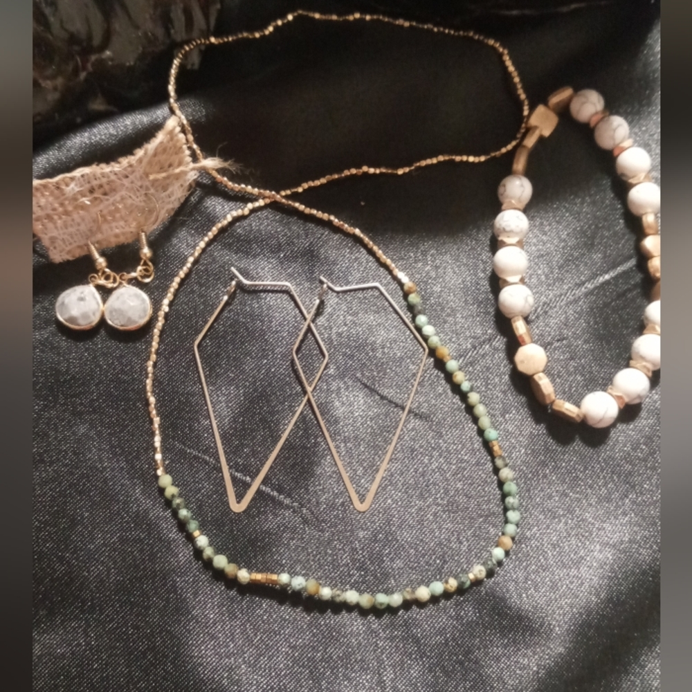 Minimalist grouping expandable necklace, bracelet, 2 pairs of earrings.